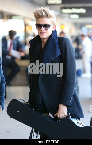 Cody Simpson Ankunft am LAX Flughafen mit ein paar Gitarren Featuring: Cody Simpson wo: Los Angeles, California, Vereinigte Staaten von Amerika bei: 15. Februar 2013 Stockfoto