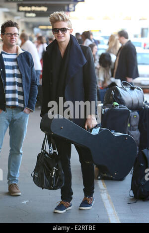 Cody Simpson Ankunft am LAX Flughafen mit ein paar Gitarren Featuring: Cody Simpson wo: Los Angeles, California, Vereinigte Staaten von Amerika bei: 15. Februar 2013 Stockfoto