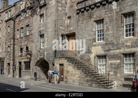 Touristen zu Fuß vorbei an der Canongate Tolbooth auf der Royal Mile, Edinburgh Stockfoto