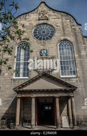 Vorderseite des Canongate Kirk auf der Royal Mile, Edinburgh Stockfoto