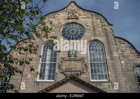 Vorderseite des Canongate Kirk auf der Royal Mile, Edinburgh Stockfoto