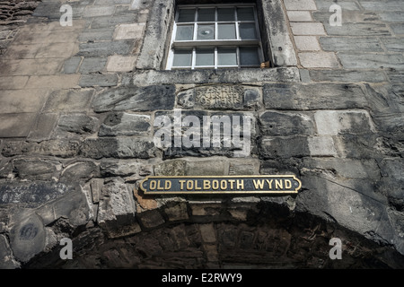 Alten Tolbooth Wynd Straßenschild und Fenster auf das Canongate Tolbooth. Royal Mile in Edinburgh Stockfoto