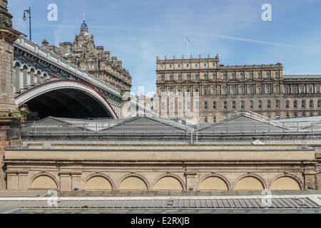 Edinburgh Waverley Bahnhof Dach mit North Bridge, Balmoral Hotel und Waverley Tor an einem hellen Sommertag. Stockfoto