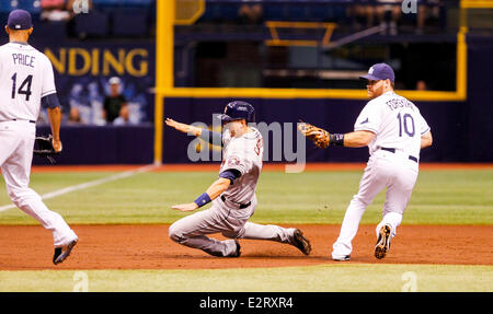 St. Peterberg, FL, USA. 20. Juni 2014. Tampa Bay Rays zweiter Basisspieler tags Logan Forsythe (10), Houston Astros Catcher Jason Castro (15) an einer Verschraubung im zweiten Inning der Houston Astros in der Tampa Bay Rays im Tropicana Field. (Credit: Willen Vragovic/Tampa Bay Times / ZUMA Press, Inc/Alamy Live News Stockfoto