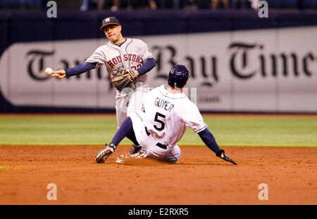 St. Peterberg, FL, USA. 20. Juni 2014. Tampa Bay Rays linker Feldspieler Brandon Guyer (5) gezwungen an zweiter Stelle nach Shortstop Yunel Escobar (11) Treffer in ein Doppel zu spielen, das zweite Inning der Houston Astros in der Tampa Bay Rays im Tropicana Field zu beenden. (Credit: Willen Vragovic/Tampa Bay Times / ZUMA Press, Inc/Alamy Live News Stockfoto