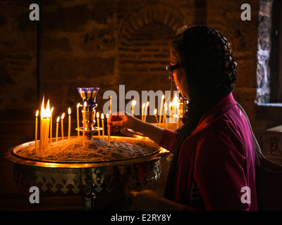 Frau Licht Kerze in Holly Monastery große Meteoron, Meteora Stockfoto