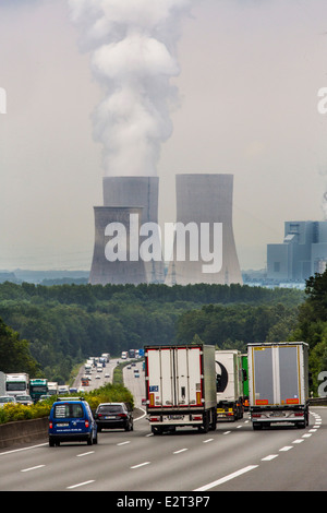 Verkehr auf der Autobahn A2, Hamm, Deutschland, Kohle-Kraftwerk Westfalen, Kühltürme, Stockfoto