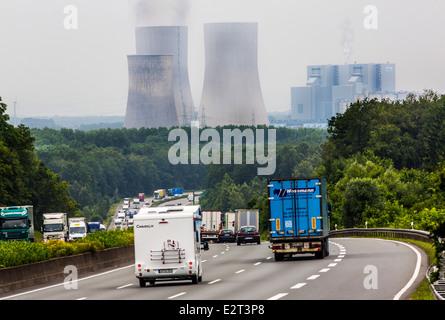 Verkehr auf der Autobahn A2, Hamm, Deutschland, Kohle-Kraftwerk Westfalen, Kühltürme, Stockfoto