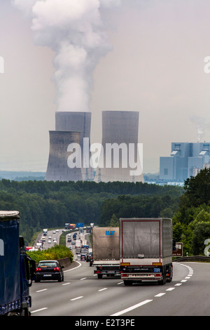 Verkehr auf der Autobahn A2, Hamm, Deutschland, Kohle-Kraftwerk Westfalen, Kühltürme, Stockfoto