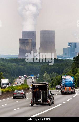 Verkehr auf der Autobahn A2, Hamm, Deutschland, Kohle-Kraftwerk Westfalen, Kühltürme, Stockfoto