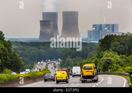 Verkehr auf der Autobahn A2, Hamm, Deutschland, Kohle-Kraftwerk Westfalen, Kühltürme, Stockfoto