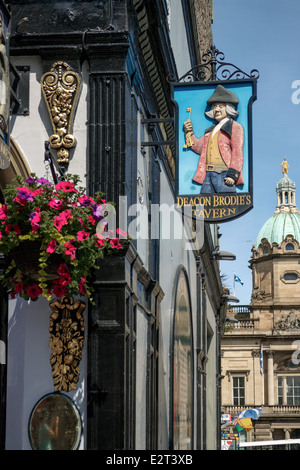 Diakon Brodies Taverne auf der Royal Mile, Edinburgh Stockfoto