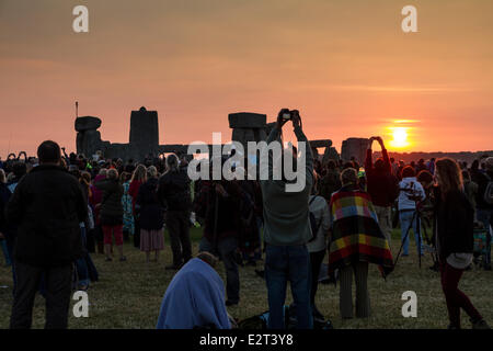 Salisbury Plain, Wiltshire, UK. 21. Juni 2014. Sommer-Sonnenwende feiern, Stonehenge, Salisbury Plain, Wiltshire, England-Credit: John Eccles/Alamy Live News Stockfoto