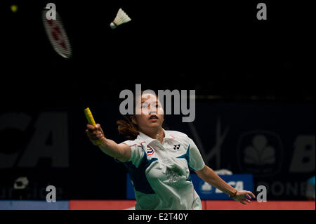 Manila, Indonesien. 21. Juni 2014. Ratchanok Intanon Thailands gibt einen Schuss während ihre Frauen Singles Halbfinale gegen Wang Shixian of China BCA Indonesien Open 2014 in Jakarta, Indonesien, am 21. Juni 2014 zurück. Ratchanok Intanon gewann 2: 1. © Veri Sanovri/Xinhua/Alamy Live-Nachrichten Stockfoto