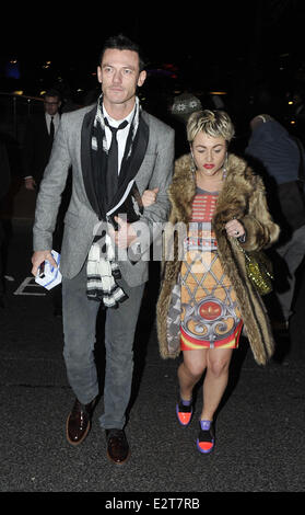 Die BRIT Awards 2013 - Warner Brothers-Party statt, bei dem Savoy Parlour Zimmer - Anreise mit: Luke Evans, Jamie Winstone Where: London, Vereinigtes Königreich bei: 20. Februar 2013 Stockfoto