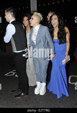 Die BRIT Awards 2013 - Warner Brothers-Party statt, bei dem Savoy Parlour Zimmer - Anreise mit: Alexandra Buggs, Karis Anderson, Courtney Rumbold, Stooshe wo: London, Vereinigtes Königreich bei: 20. Februar 2013 Stockfoto