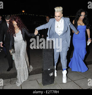 Die BRIT Awards 2013 - Warner Brothers-Party statt, bei dem Savoy Parlour Zimmer - Anreise mit: Alexandra Buggs, Karis Anderso Stockfoto