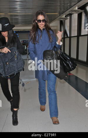 Katie Holmes kommt am LAX Flughafen Featuring: Katie Holmes wo: Los Angeles, California, Vereinigte Staaten von Amerika bei: 21. Februar 2013 Stockfoto