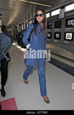 Katie Holmes kommt am LAX Flughafen Featuring: Katie Holmes wo: Los Angeles, California, Vereinigte Staaten von Amerika bei: 21. Februar 2013 Stockfoto