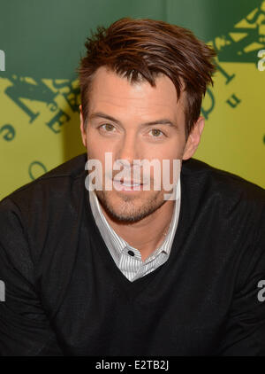 Autor von "Sicherer Hafen", Nicolas Sparks und Co-Stars in dem Film mit dem gleichen Namen, Josh Duhamel und Julianne Hough besuchen eine Signierstunde anlässlich ründe Featuring: Josh Duhamel wo: Dublin, Irland: 22. Februar 2013 Stockfoto