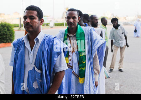 Nouakchott, Mauretanien. 21. Juni 2014. Wähler Schlange in einem Wahllokal im Olympiastadion in Nouakchott, der Hauptstadt von Mauretanien, 21. Juni 2014. Mehr als 1,3 Millionen Wähler sollen unter den fünf Kandidaten in Mauretaniens Präsidentenwahl zu wählen. Bildnachweis: Li Jing/Xinhua/Alamy Live-Nachrichten Stockfoto