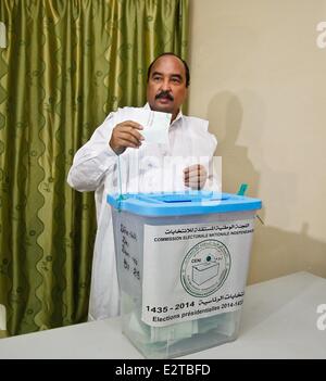 Nouakchott, Mauretanien. 21. Juni 2014. Amtsinhaber mauretanischen Präsident und Präsidentschaftswahlen Kandidat Mohamed Ould Abdel Aziz wirft seinen Stimmzettel in einem Polling station in Nouakchott, der Hauptstadt von Mauretanien, 21. Juni 2014. Mehr als 1,3 Millionen Wähler sollen unter den fünf Kandidaten in Mauretaniens Präsidentenwahl zu wählen. Bildnachweis: Li Jing/Xinhua/Alamy Live-Nachrichten Stockfoto