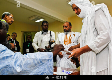 Nouakchott, Mauretanien. 21. Juni 2014. Ein Mann Farbstoffe seine Finger nach dem casting seinen Stimmzettel in einem Wahllokal in Nouakchott, der Hauptstadt von Mauretanien, 21. Juni 2014. Mehr als 1,3 Millionen Wähler sollen unter den fünf Kandidaten in Mauretaniens Präsidentenwahl zu wählen. Bildnachweis: Li Jing/Xinhua/Alamy Live-Nachrichten Stockfoto