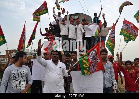 Allahabad, Indien - Juni 21: Samajwadi Partei hielt einen Zug aus Protest gegen die 14,2 Prozent Wanderung im Bahn-Tarife. Die SP-Arbeiter kamen zu den Gleisen anheben, Fahnen und Parolen und hielt einem Zug die Passworte der Polizei auf die Seite stürzte. (Foto von Prabhat Kumar Verma / Pacific Press) Stockfoto