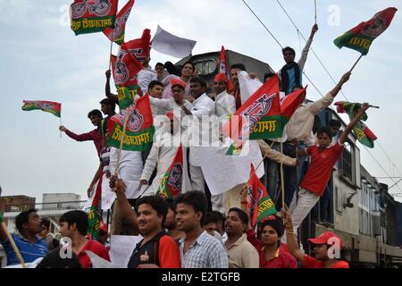 Allahabad, Indien - Juni 21: Samajwadi Partei hielt einen Zug aus Protest gegen die 14,2 Prozent Wanderung im Bahn-Tarife. Die SP-Arbeiter kamen zu den Gleisen anheben, Fahnen und Parolen und hielt einem Zug die Passworte der Polizei auf die Seite stürzte. (Foto von Prabhat Kumar Verma / Pacific Press) Stockfoto