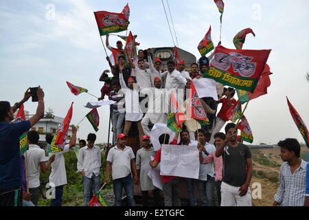 Allahabad, Indien - Juni 21: Samajwadi Partei hielt einen Zug aus Protest gegen die 14,2 Prozent Wanderung im Bahn-Tarife. Die SP-Arbeiter kamen zu den Gleisen anheben, Fahnen und Parolen und hielt einem Zug die Passworte der Polizei auf die Seite stürzte. (Foto von Prabhat Kumar Verma / Pacific Press) Stockfoto