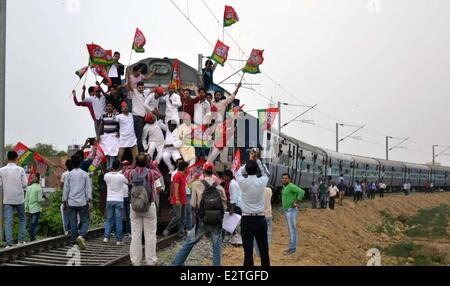 Allahabad, Indien - Juni 21: Samajwadi Partei hielt einen Zug aus Protest gegen die 14,2 Prozent Wanderung im Bahn-Tarife. Die SP-Arbeiter kamen zu den Gleisen anheben, Fahnen und Parolen und hielt einem Zug die Passworte der Polizei auf die Seite stürzte. (Foto von Prabhat Kumar Verma / Pacific Press) Stockfoto