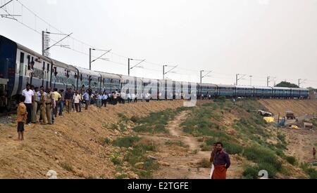 Allahabad, Indien - Juni 21: Samajwadi Partei hielt einen Zug aus Protest gegen die 14,2 Prozent Wanderung im Bahn-Tarife. Die SP-Arbeiter kamen zu den Gleisen anheben, Fahnen und Parolen und hielt einem Zug die Passworte der Polizei auf die Seite stürzte. (Foto von Prabhat Kumar Verma / Pacific Press) Stockfoto