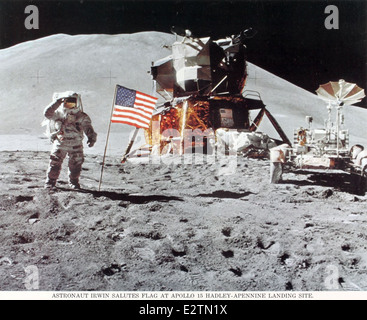 Der Astronaut James Irwin würdigt die amerikanische Flagge während der Mission Apollo 15 auf dem Mond im Jahr 1971. Im Rahmen des Apollo-Programms der NASA führten Irwin und sein Astronaut David Scott wissenschaftliche Experimente durch und sammelten Mondproben. Die Mission war die vierte erfolgreiche bemannte Mondlandung und zeichnet sich durch ihre geologische Erkundung aus. Stockfoto