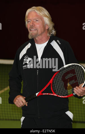 Richard Branson nimmt an einem Fototermin bei Virgin Active Health und Racquet Club in Chiswick als britische Olympische Tennis-star Laura Robson ist bekannt als das Gesicht der Virgin Active Junior Tennis Academy mit: Richard Branson Where: London, United Kingdo Stockfoto