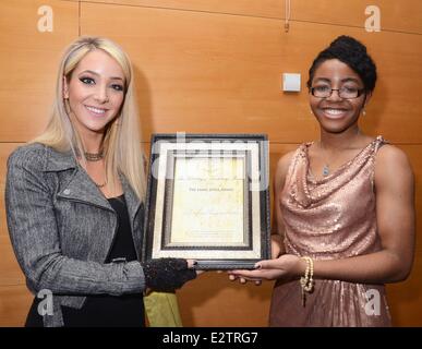 US-amerikanischer Entertainer und YouTube Persönlichkeit Jenna Marbles (richtiger Name Jenna Mourey) bekommt den James Joyce Award von UCD L & H Gesellschaft, UCD, Featuring: Jenna Marbles wo: Dublin, Irland: 27. Februar 2013 Stockfoto