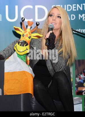 US-amerikanischer Entertainer und YouTube Persönlichkeit Jenna Marbles (richtiger Name Jenna Mourey) bekommt den James Joyce Award von UCD L & H Gesellschaft, UCD, Featuring: Jenna Marbles wo: Dublin, Irland: 27. Februar 2013 Stockfoto