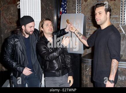 Swedish House Mafia Licht das Empire State Building gelb und blau, die Farben der schwedischen Flagge zu Ehren ihre schwarze Krawatte begeisterte Charity Event Featuring: Axel Christofer Hedfors, Steve Angello, Sebastian Ingrosso Where: New York City, New York, Vereinigten Staaten Stockfoto