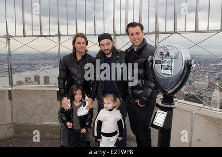 Swedish House Mafia Licht das Empire State Building gelb und blau, die Farben der schwedischen Flagge zu Ehren ihre schwarze Krawatte begeisterte Charity-Events wo: New York City, NY, USA bei: 28. Februar 2013 Stockfoto