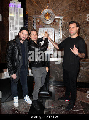 Swedish House Mafia Licht das Empire State Building gelb und blau, die Farben der schwedischen Flagge zu Ehren ihre schwarze Krawatte begeisterte Charity Event Featuring: Axel Christofer Hedfors, Steve Angello, Sebastian Ingrosso Where: New York City, New York, Vereinigten Staaten Stockfoto