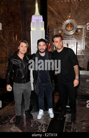 Swedish House Mafia Licht das Empire State Building gelb und blau, die Farben der schwedischen Flagge zu Ehren ihre schwarze Krawatte begeisterte Charity Event Featuring: Axel Christofer Hedfors, Steve Angello, Sebastian Ingrosso Where: New York City, New York, Vereinigten Staaten Stockfoto