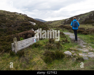 Weibliche Walker auf Fußweg zur Caolas Mor und Hecia South Uist äußeren Hebriden Western Isles Stockfoto