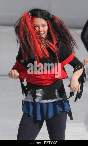 Prinzessin Alexandra von Hannover beteiligt sich an einem skating Turnier in der sie Tanzbewegungen, bekannt geworden durch Michael Jacksons "Thriller" und PSYs 'Gangnam Style' repliziert. Alexandra belegte den 2. Platz.  Mitwirkende: Prinzessin Alexandra Where: Monaco, Mo Stockfoto