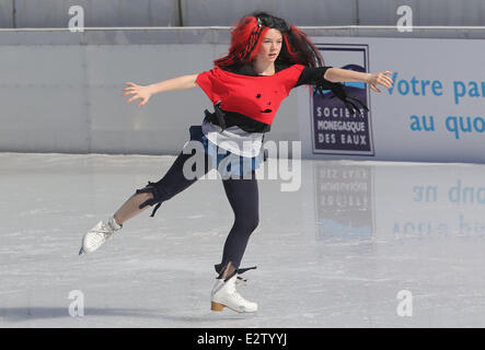 Prinzessin Alexandra von Hannover beteiligt sich an einem skating Turnier in der sie Tanzbewegungen, bekannt geworden durch Michael Jacksons "Thriller" und PSYs 'Gangnam Style' repliziert. Alexandra belegte den 2. Platz.  Mitwirkende: Prinzessin Alexandra Where: Monaco, Mo Stockfoto