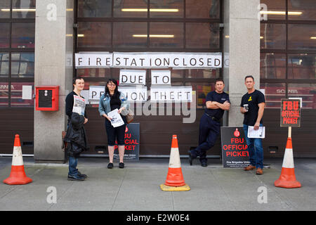 Nottingham, England, Vereinigtes Königreich  21. Juni 2014. Feuerwehr außerhalb geschlossener zentrale Feuerwache in Nottingham Stadtzentrum entfernt. Mitglieder der Feuerwehren Union inszenieren einen sieben-Stunden-Streik in England und Wales von 10:00 CEST. Feuerwehrleute protestieren gegen Pläne der UK Regierung des Rentenalters von 55, 65 und eine Erhöhung der Rentenbeiträge. Bildnachweis: Mark Richardson/Alamy Live-Nachrichten Stockfoto