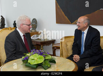 Zagreb, Kroatien. 21. Juni 2014. Kroatische Präsident Ivo Josipovic (L) spricht mit dem Besuch der Präsident des Europäischen Gerichtshofs von Gerechtigkeit Vassilios Skouris in Zagreb, Kroatien, 21. Juni 2014. Bildnachweis: Miso Lisanin/Xinhua/Alamy Live-Nachrichten Stockfoto