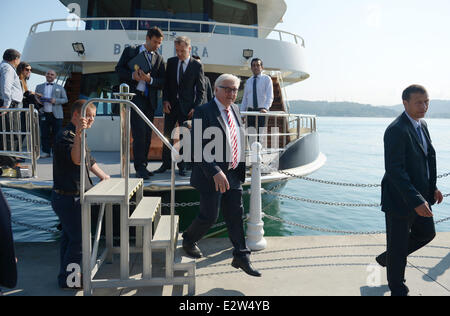 Der deutsche Außenminister Frank-Walter Steinmeier (SPD, 2.-R) besucht eine Bootstour über den Bosporus, Türkei, 21. Juni 2014. Foto: Rainer Jensen/dpa Stockfoto