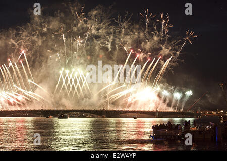 St Petersburg, Russland. 21. Juni 2014. Die Fregatte mit scharlachroten Segel schwebt auf der Newa in St. Petersburg, Russland. 20. Juni 2014. Die Fregatte beteiligte sich an feste Kennzeichnung Schulabschluss. Bildnachweis: Valja Egorshin/NurPhoto/ZUMAPRESS.com/Alamy Live-Nachrichten Stockfoto