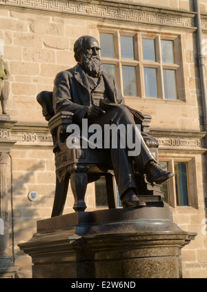 Statue von Charles Darwin außerhalb der ehemaligen Shrewsbury Schule, Shrewsbury, England, von Horace Montford, 1897. Stockfoto