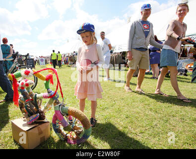 Bakewell, Derbyshire, UK. 21. Juni 2014. Five-Year-Old, Stände mit Emilia Marker aus Dänemark Studien eine gehäkelte Fahrrad von ihren Eltern Thomas und Marie Marker beobachtete, wie sie den Jahrgang durchlesen am LÕEroica Britannia Festival, Retro-Radfahren feiert, Mode und Gastronomie. Begeisterter Radfahrer Thomas von Kopenhagen vor allem auf komplette LÕEroica BritanniaÕs 100-Meilen-Bike-Tour des Peak District Morgen trieb (22/6). Bildnachweis: Matthew Taylor/Alamy Live-Nachrichten Stockfoto