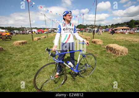 Bakewell, Derbyshire, UK. 21. Juni 2014. Fahrradmechaniker, Luca Coti Escartín steht an der Ziellinie des LÕEroica BritanniaÕs drei-Route Bike-Tour mit seinem Gios Torino blau Motorrad nach dem fliegen in aus Italien eine 55 Meile Fahrradtour durch den Peak District Morgen abgeschlossen (22/6). LÕEroica Britannia feiert Radfahren Vintage, Retro-Mode und Gastronomie. Ein jährliches Radsportes Festival statt in Italien seit 1997, dies ist das erste Mal LÕErioica Britannia in Großbritannien stattgefunden hat. Bildnachweis: Matthew Taylor/Alamy Live-Nachrichten Stockfoto